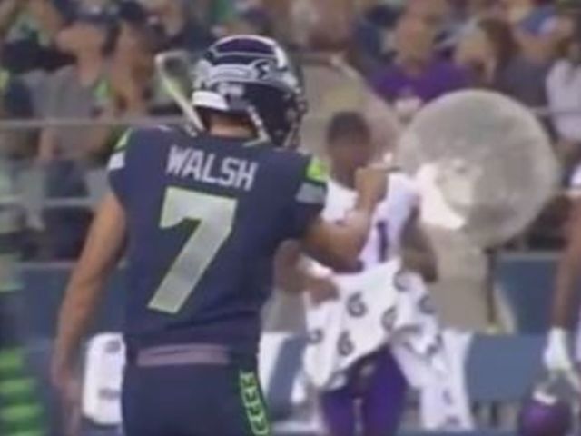 Watch: Seahawks' Walsh appears to point at Vikings' bench after long FG