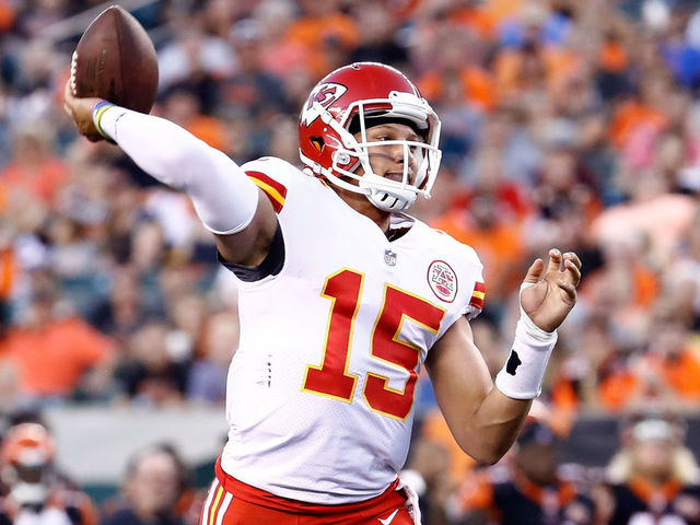 Chiefs' Andy Reid shuts down talk of rookie Mahomes supplanting Smith