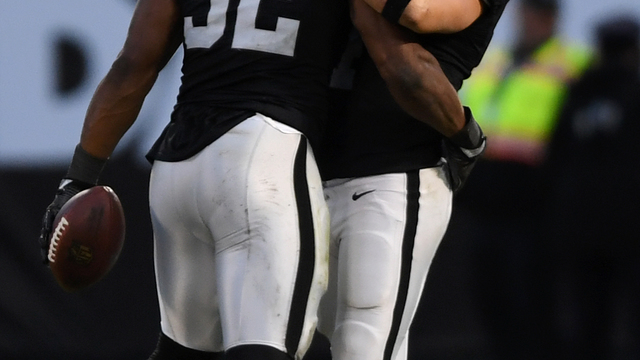 Look: Carr places hand on Mack's shoulder as they stand together for anthem
