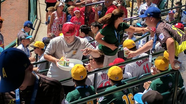 Cardinals' Pham orders 200 snow cones for players at Little League World Series
