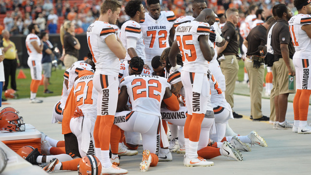 Large group of Browns players kneel in circle during anthem before MNF