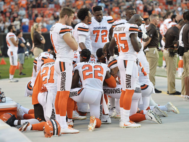 Large group of Browns players kneel in circle during anthem before MNF