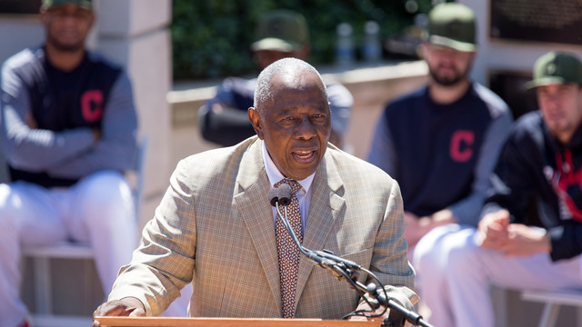 Hank Aaron: Kaepernick is 'getting a raw deal'