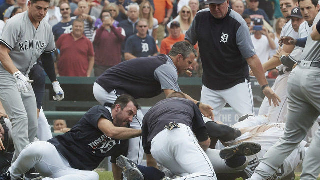 Watch: Yankees' Sanchez takes cheap shot at Miggy during brawl