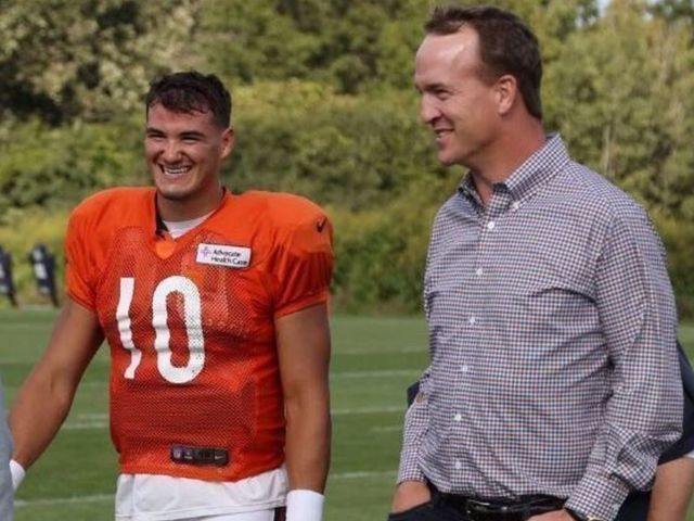 Peyton visits with Trubisky, Glennon at Bears camp