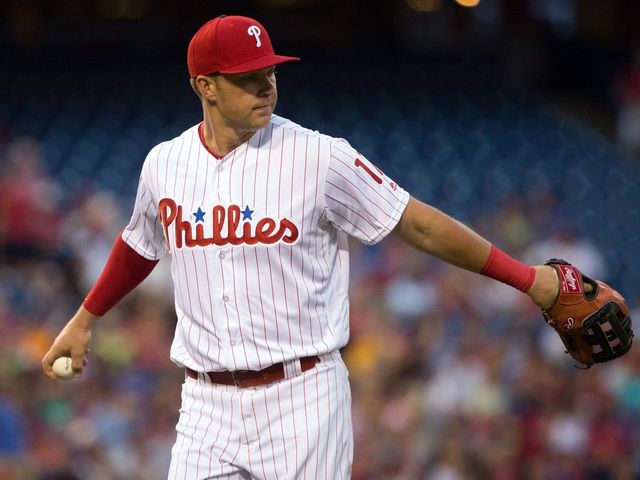 Watch: Phillies' Hoskins starts triple play on smooth sliding grab