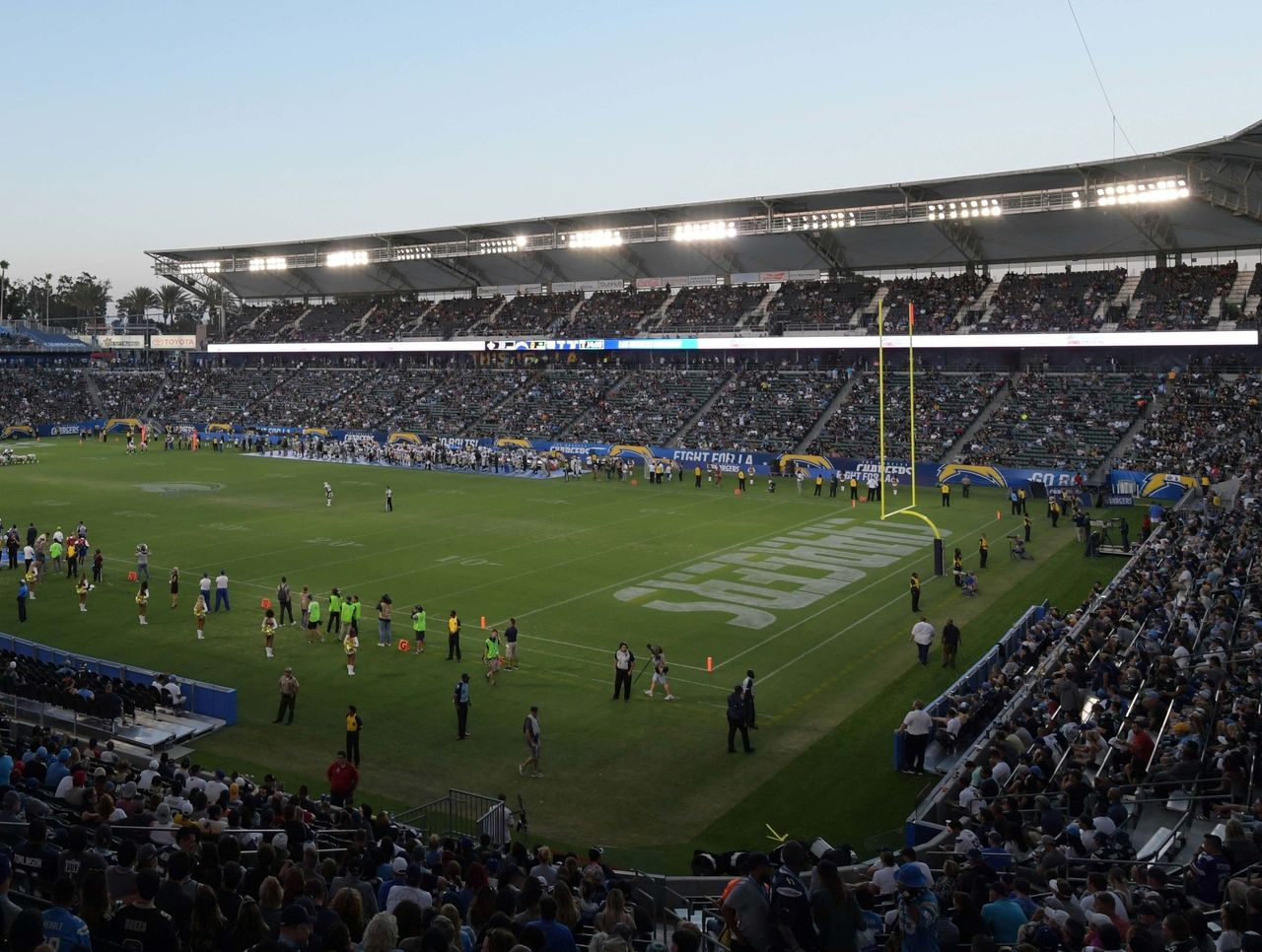 Eagles fans drown out Chargers' crowd in Los Angeles