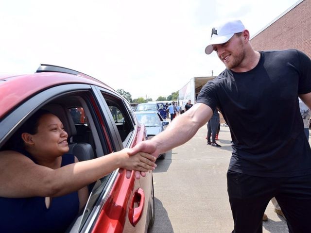 Look: Texans players hand out supplies to Houston residents