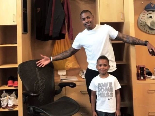Look: Isaiah poses in Cavs' locker room for 1st time with son