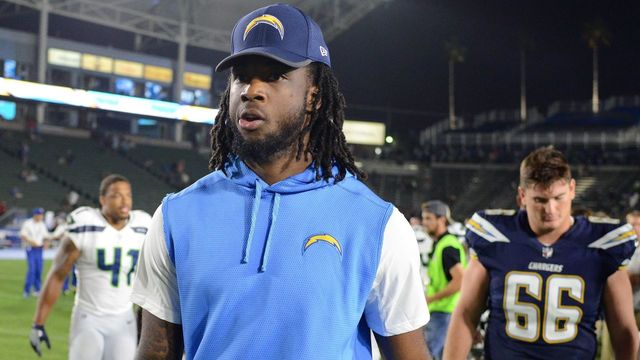 Chargers' Mike Williams carted to locker room with knee injury
