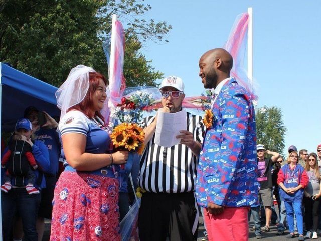 Watch: Bills fans get married at pregame tailgate
