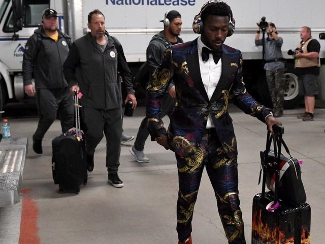 Antonio Brown rocks flashy Gucci tuxedo to Steelers' season opener
