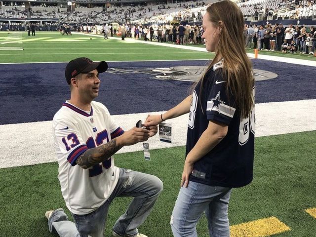 Giants fan proposes to Cowboys fan before opener