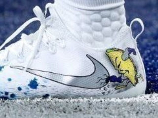 Cowboys' Charlton wears 'fighting taco' cleats for pro debut