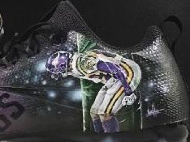 Look: Diggs' MNF cleats feature Moss mooning Packers fans