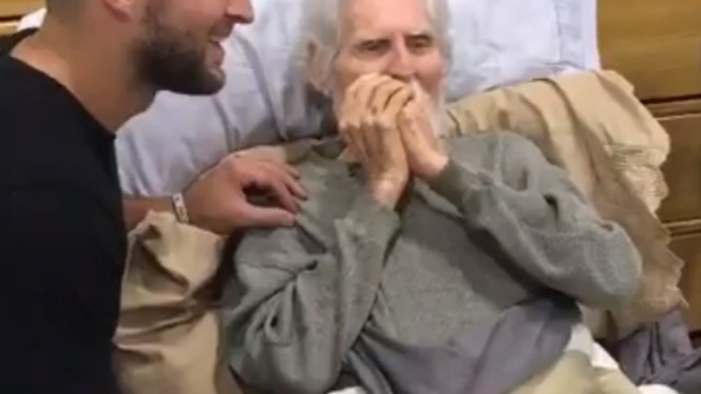 Watch: WWII vet plays harmonica as Tebow visits hurricane shelter