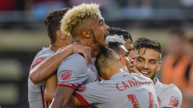 Watch: Martinez boosts Atlanta's playoff hopes with roofed rifle