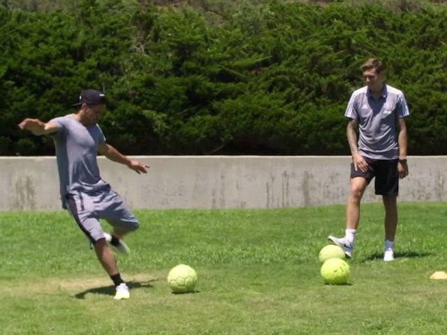 Watch: Amendola goes head to head with Manchester United's Lindelof