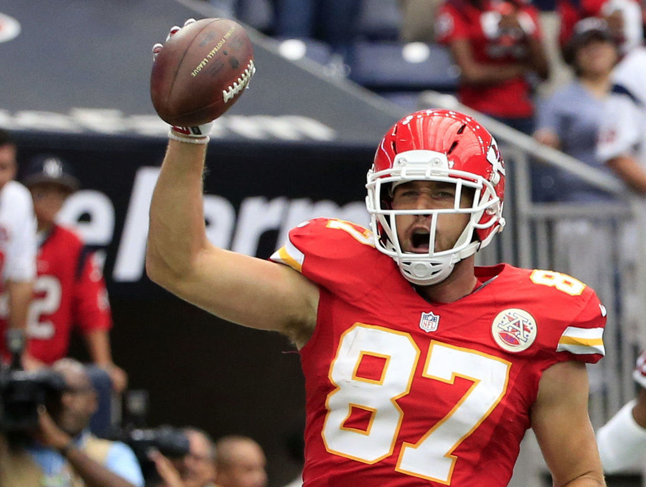 NFL fines Travis Kelce $12,154 for shoving ball in Kyle Van Noy's