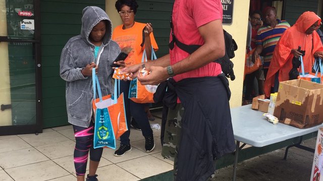 Tim Duncan helps deliver 20K pounds of food to U.S. Virgin Islands