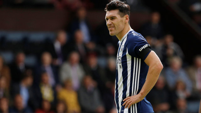 Gareth Barry levels Ryan Giggs' record for Premier League appearances
