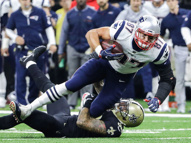 Gronkowski leaves game vs. Saints with groin injury