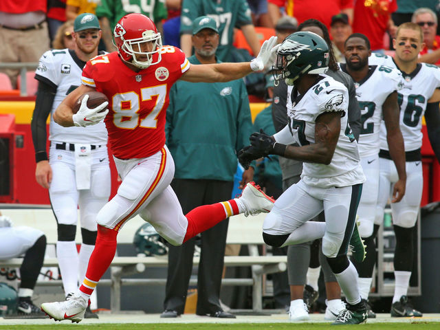 Watch: Kelce flies over 2 defenders through end zone from 5 yards out