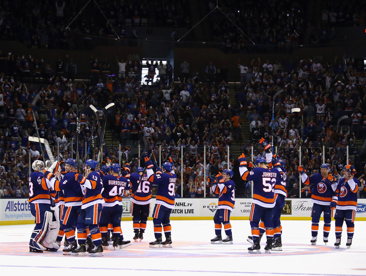 Welcome Home Fans Go Crazy As New York Islanders Return To Nassau Coliseum Thescore Com