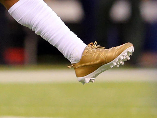 Look: Beckham wearing custom golden cleats for MNF warmup