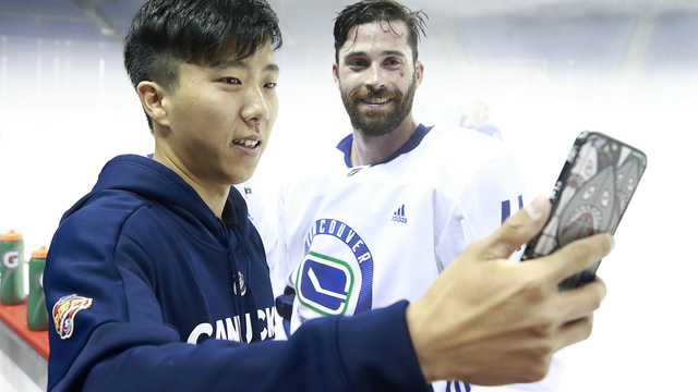 Canucks sign Chinese goalie ahead of preseason games in Shanghai, Beijing