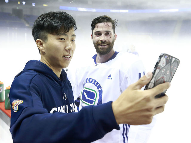 Canucks sign Chinese goalie ahead of preseason games in Shanghai, Beijing