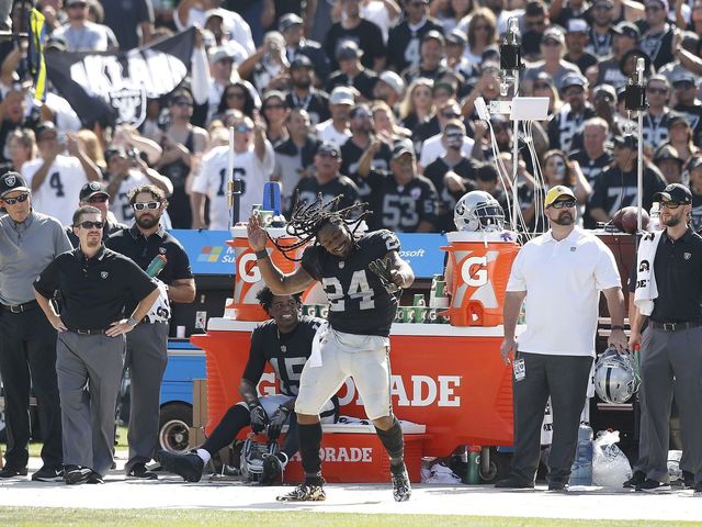 Watch: Oakland rapper Too Short approves of Lynch's sideline dancing
