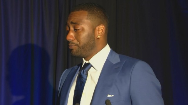 Watch: Wall breaks down at Kentucky HOF induction while thanking mom