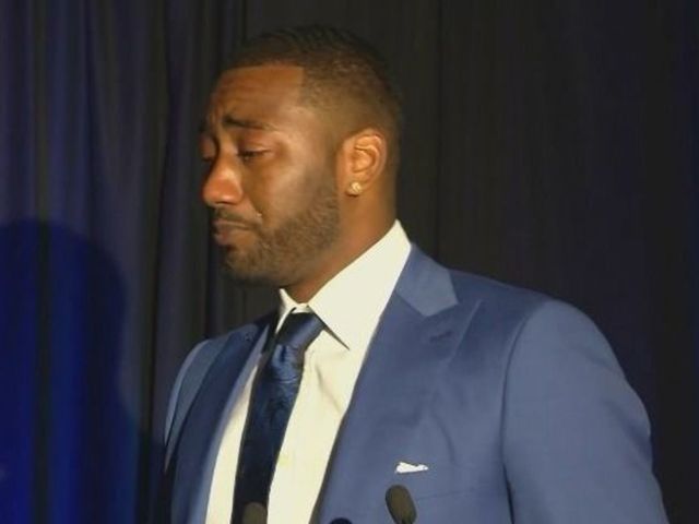 Watch: Wall breaks down at Kentucky HOF induction while thanking mom