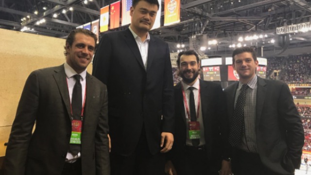 Look: Yao Ming poses with LA Kings in Beijing