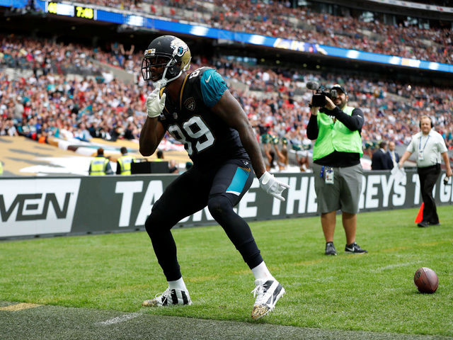 Marcedes Lewis carries Jaguars past Ravens with 3 TDs
