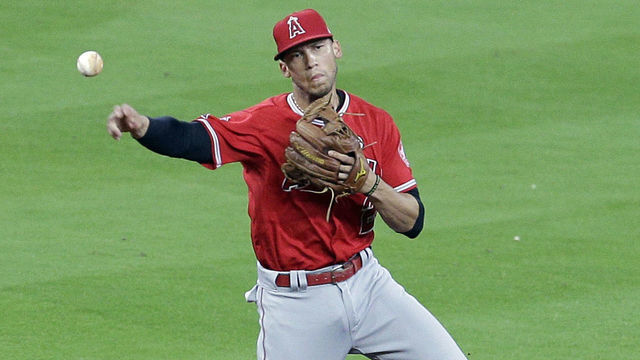 Watch: Angels' Simmons runs all over field in dizzying defensive sequence