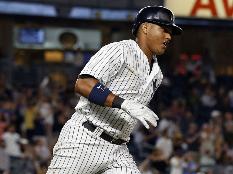 Watch: Yankees, Castro hold mock scrum in dugout after HR | theScore.com