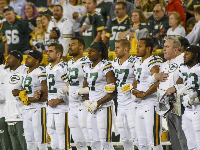 Packers, Bears both link arms for national anthem