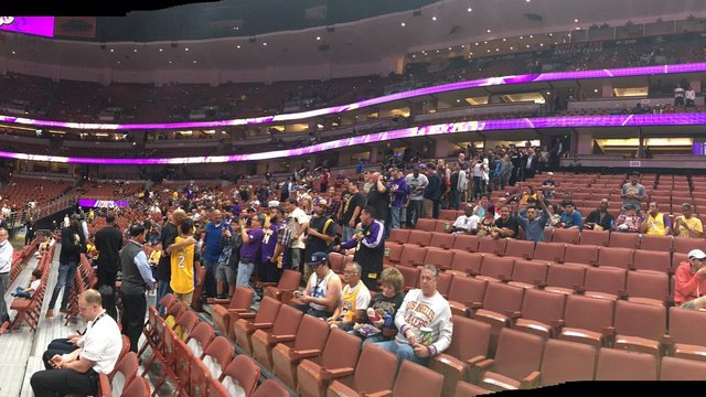 Watch: Fans line up to meet LaVar Ball at Lakers game