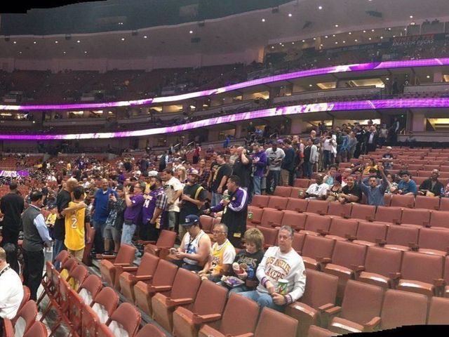 Watch: Fans line up to meet LaVar Ball at Lakers game
