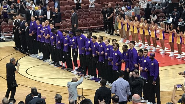 Look: Lakers, Timberwolves lock arms during anthem