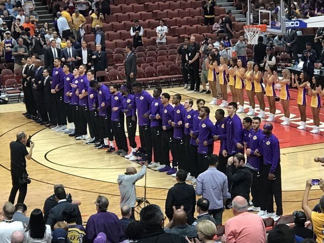 Look: Lakers, Timberwolves lock arms during anthem