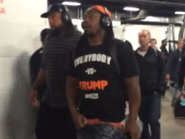Look: Marshawn Lynch arrives to game wearing 'Everybody vs. Trump' tee