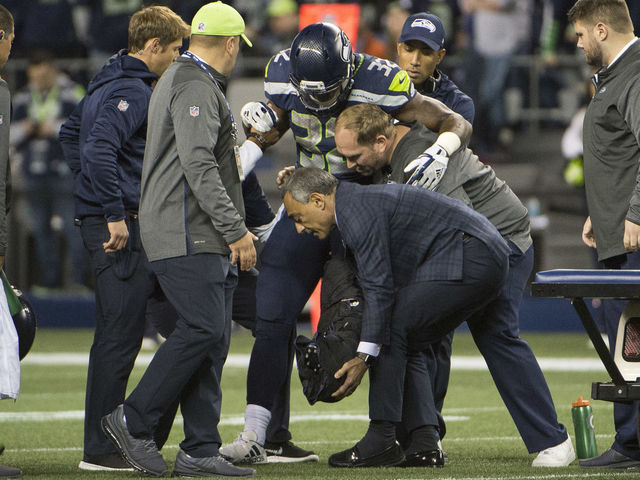 Seahawks' Carson has fracture below knee