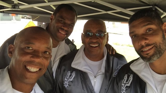 Look: Spurs legends pose for epic selfie
