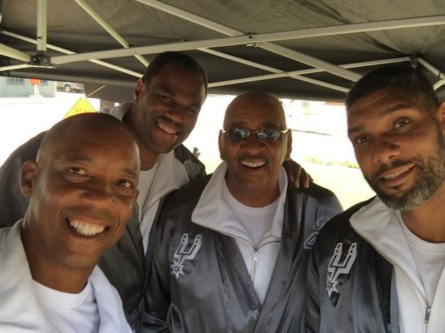 Look: Spurs legends pose for epic selfie