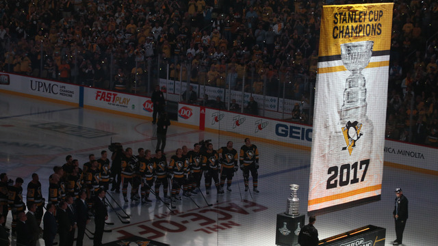Watch: Penguins raise 2nd straight championship banner to rafters