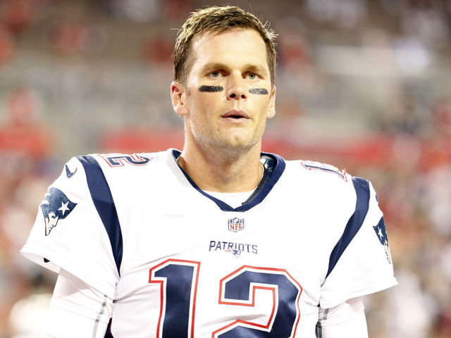Brady returns to practice after sitting out Tuesday with shoulder issue