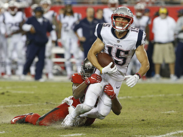 Report: Patriots' Hogan won't require surgery for injured shoulder